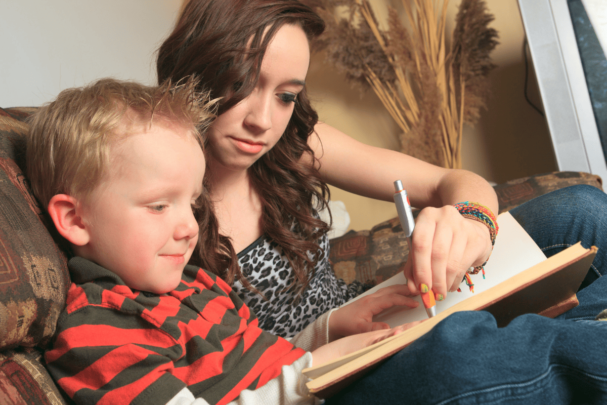 Au pair enseñando